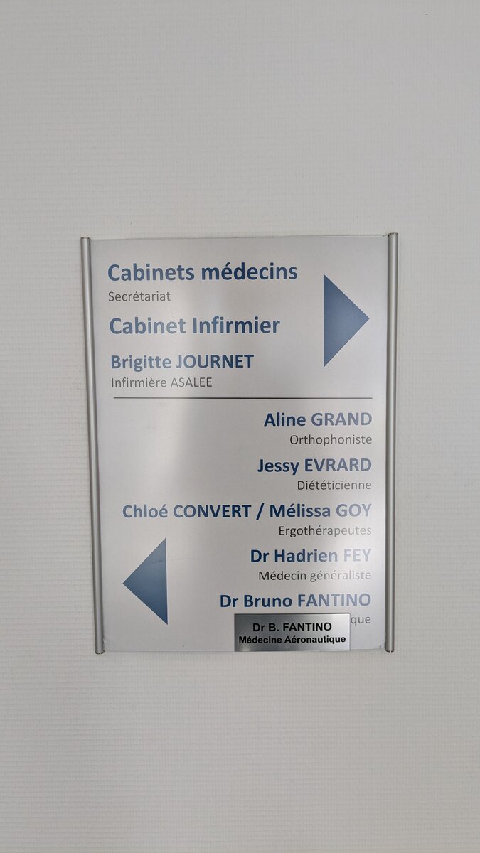 Panneau directionnel dans le hall