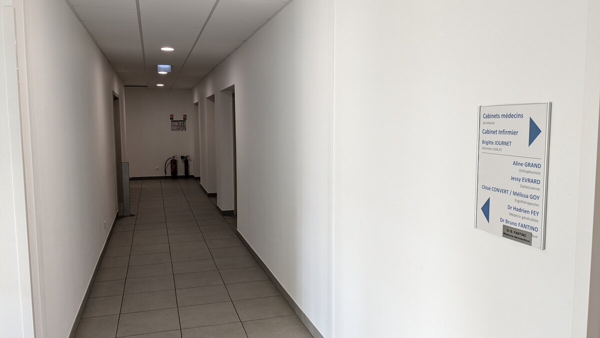 Couloir aile gauche vers le cabinet Dr Fey